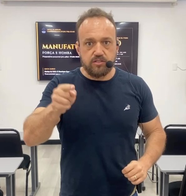 Delegado Harley do Valle ministrando aula no Manufatura — Força e Honra